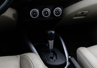 Подержанный автомобиль Mitsubishi Outlander 2008 года (14 фото)