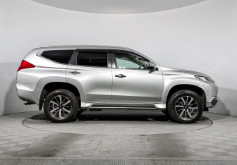 Подержанный автомобиль Mitsubishi Pajero Sport 2017 года (4 фото)