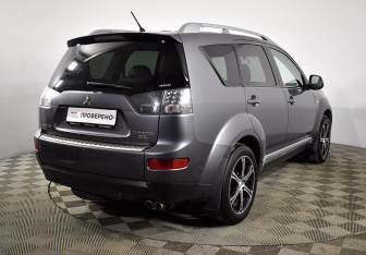 Подержанный автомобиль Mitsubishi Outlander 2008 года (4 фото)