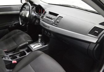 Подержанный автомобиль Mitsubishi Lancer Sedan 2010 года (12 фото)