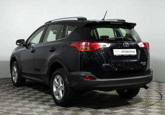 Подержанный автомобиль Toyota RAV4 2013 года (7 фото)