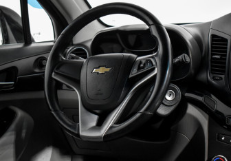 Подержанный автомобиль Chevrolet Orlando 2013 года (16 фото)