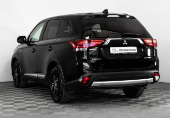 Подержанный автомобиль Mitsubishi Outlander 2017 года (7 фото)