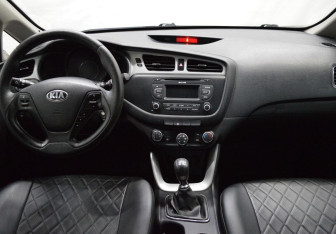 Подержанный автомобиль Kia Ceed Hatchback 2015 года (14 фото)