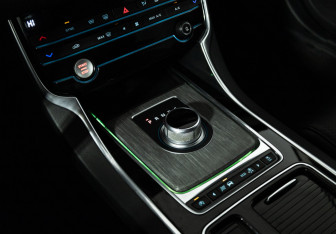 Подержанный автомобиль Jaguar XF Sedan 2016 года (15 фото)