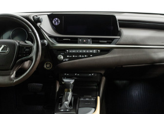 Подержанный автомобиль Lexus ES 2020 года (14 фото)