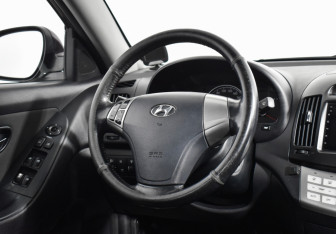 Подержанный автомобиль Hyundai Elantra Sedan 2011 года (13 фото)