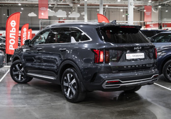 Подержанный автомобиль Kia Sorento 2022 года (10 фото)