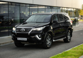 Подержанный автомобиль Toyota Fortuner 2019 года (3 фото)