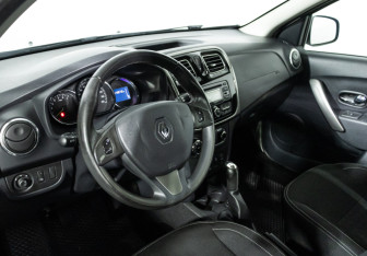 Подержанный автомобиль Renault Sandero 2016 года (11 фото)