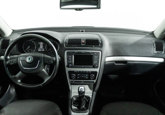 Подержанный автомобиль Skoda Octavia Liftback 2010 года (13 фото)