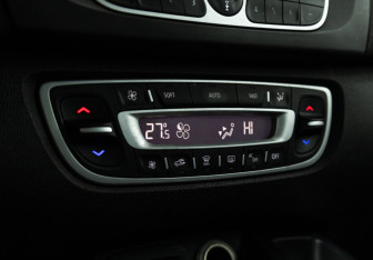 Подержанный автомобиль Renault Scenic 2011 года (15 фото)