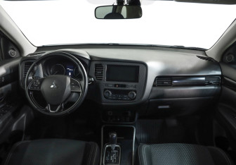 Подержанный автомобиль Mitsubishi Outlander 2019 года (9 фото)