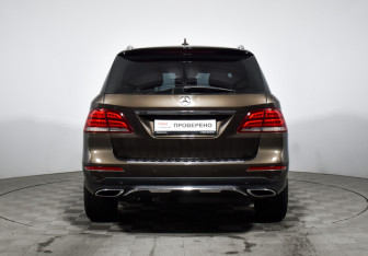 Подержанный автомобиль Mercedes-Benz GLE 2015 года (6 фото)
