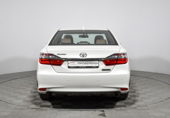 Подержанный автомобиль Toyota Camry Sedan 2017 года (6 фото)
