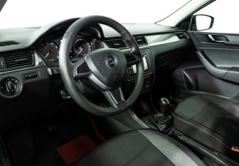 Подержанный автомобиль Skoda Rapid Liftback 2014 года (11 фото)