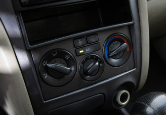 Подержанный автомобиль Hyundai Elantra Sedan 2000 года (12 фото)