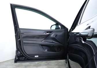 Подержанный автомобиль Toyota Camry Sedan 2019 года (14 фото)