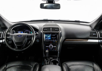 Подержанный автомобиль Ford Explorer 2017 года (10 фото)