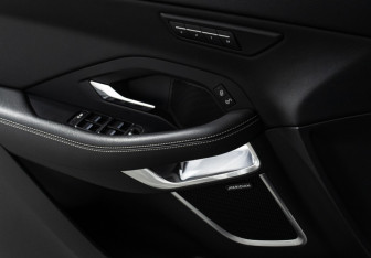 Подержанный автомобиль Jaguar E-Pace 2019 года (17 фото)