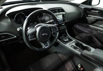 Подержанный автомобиль Jaguar XE 2016 года (11 фото)