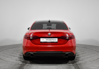 Подержанный автомобиль Alfa Romeo Giulia 2020 года (6 фото)
