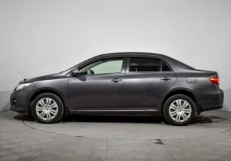 Подержанный автомобиль Toyota Corolla Sedan 2011 года (8 фото)