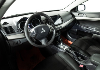 Подержанный автомобиль Mitsubishi Lancer Sedan 2012 года (11 фото)
