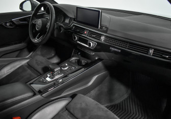 Подержанный автомобиль Audi A4 Sedan 2018 года (16 фото)