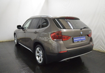 Подержанный автомобиль BMW X1 2012 года (7 фото)