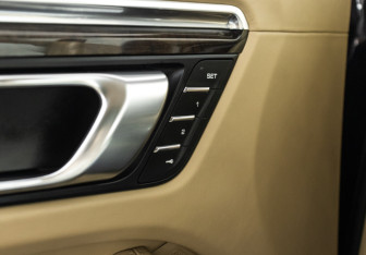 Подержанный автомобиль Porsche Macan 2014 года (17 фото)