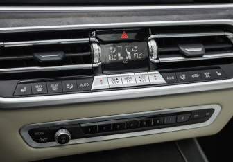 Подержанный автомобиль BMW X5 2021 года (22 фото)