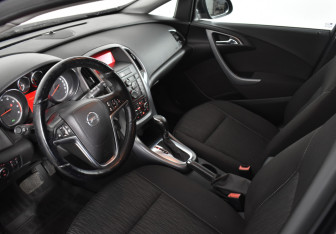 Подержанный автомобиль Opel Astra Hatchback 2013 года (9 фото)