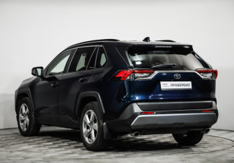 Подержанный автомобиль Toyota RAV4 2020 года (7 фото)