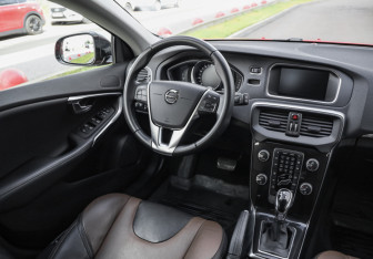 Подержанный автомобиль Volvo V40 Cross Country 2019 года (10 фото)