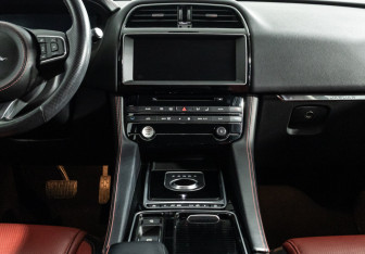 Подержанный автомобиль Jaguar F-Pace 2017 года (14 фото)