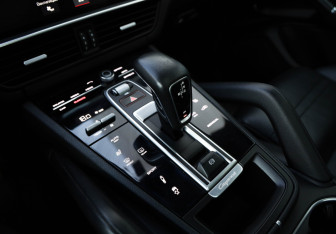 Подержанный автомобиль Porsche Cayenne 2018 года (15 фото)