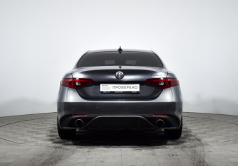 Подержанный автомобиль Alfa Romeo Giulia 2018 года (6 фото)