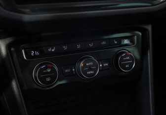 Подержанный автомобиль Volkswagen Tiguan 2017 года (17 фото)