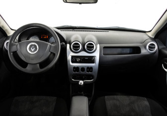 Подержанный автомобиль Renault Sandero 2013 года (10 фото)