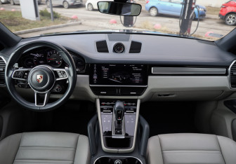 Подержанный автомобиль Porsche Cayenne 2019 года (12 фото)