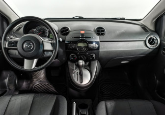 Подержанный автомобиль Mazda 2 Hatchback 2012 года (14 фото)