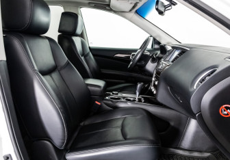 Подержанный автомобиль Nissan Pathfinder 2015 года (23 фото)