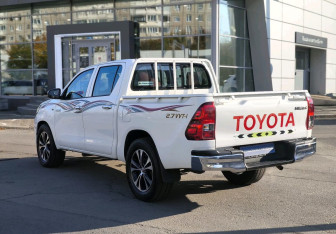 Подержанный автомобиль Toyota Hilux 2021 года (6 фото)
