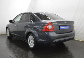 Подержанный автомобиль Ford Focus Sedan 2010 года (7 фото)