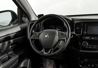 Подержанный автомобиль Mitsubishi Outlander 2017 года (15 фото)