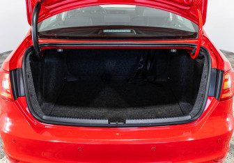 Подержанный автомобиль Volkswagen Jetta Sedan 2012 года (15 фото)