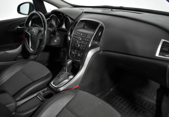 Подержанный автомобиль Opel Astra Sedan 2013 года (14 фото)