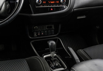 Подержанный автомобиль Mitsubishi Outlander 2021 года (12 фото)