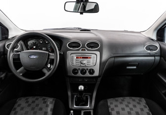 Подержанный автомобиль Ford Focus Hatchback 2006 года (10 фото)